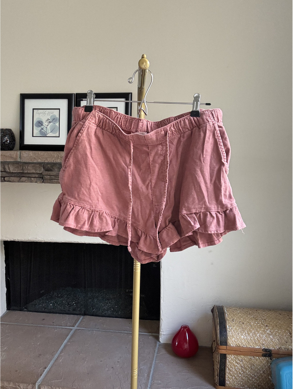American Eagle Pink ruffle-edge shorts Size Medium